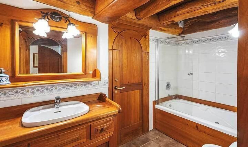 Bedroom 4, Rotui Luxury Village, Lacar
