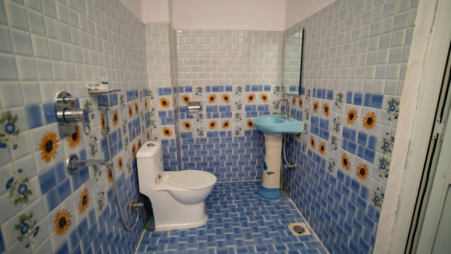 Bathroom 2, Royal Kushma Resort, Dhaualagiri