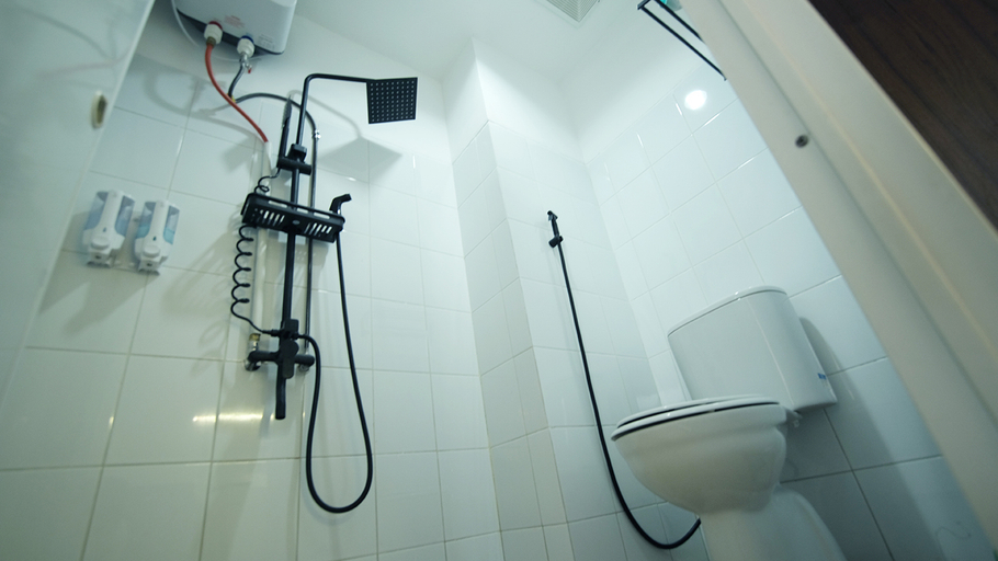 Bathroom 5, Gunung Putri Apartment by Sirooms Indonesia, Bogor