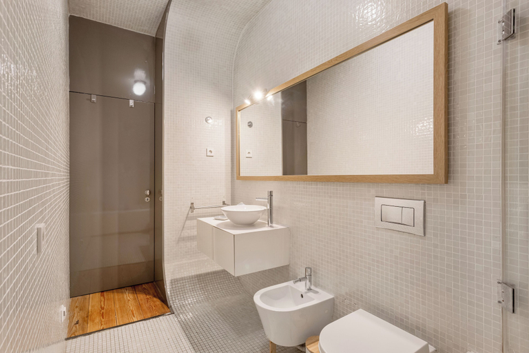 Bathroom 3, Trendy Chiado Flat, Lisbon