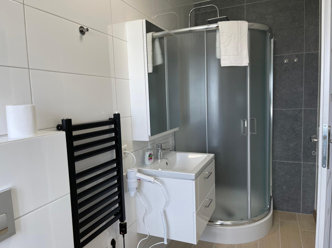 Bathroom 2, Helgrindur Guesthouse, Eyrarsveit