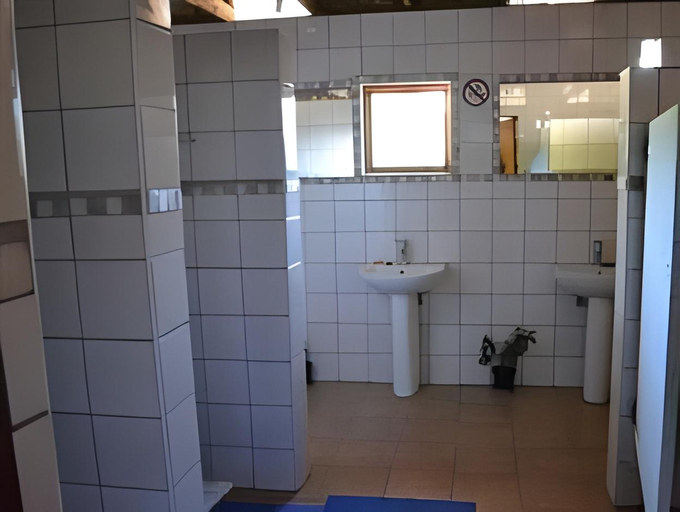 Bathroom, Jacobs Bay Backpackers, West Coast
