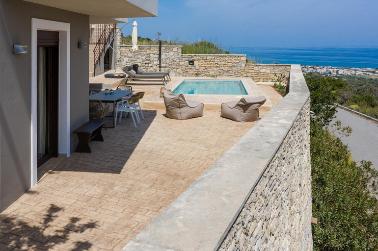 Others 4, Villaki, Crete