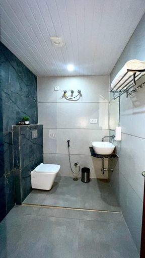 Bathroom 4, B&B Estrella Hotel And Resort, Indore