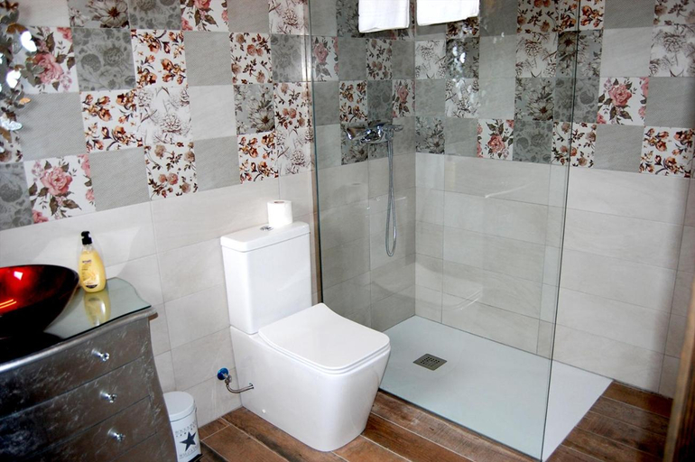 Bathroom 3, Las Villas de Fuentiduena, Segovia