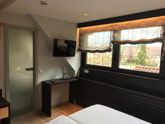 Bedroom, Jauch's Lowen Hotel-Restaurant, Breisgau-Hochschwarzwald