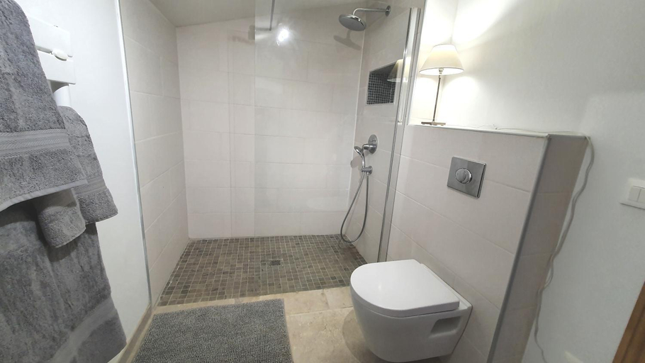 Bathroom 2, 'Au Coeur des Vignes' - private apartment & garden, Hérault
