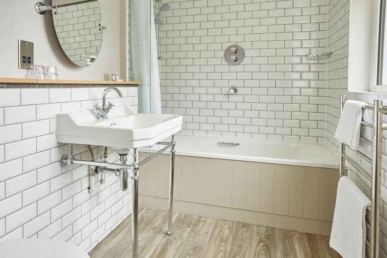Bathroom 2, Pen and Parchment by Greene King Inns, Warwickshire