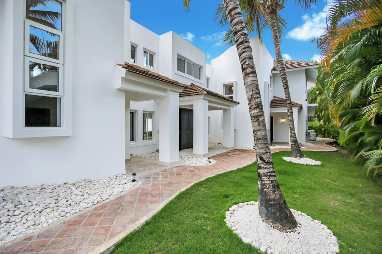 Exterior & Views 2, Two Luxury Villas in Cocotal for Large Groups – With Jacuzzi, Pools, Gym, Salvaleon de Higuey