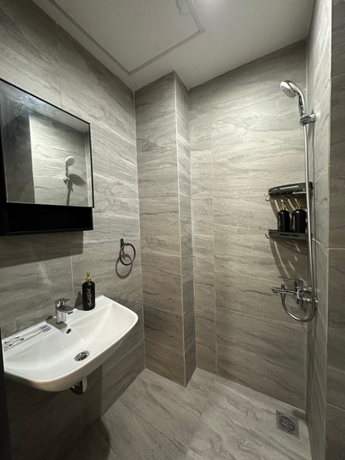 Bathroom 5, Super Cozy & Full Entertainment Convertible Space @Collins Boulevard Apartment by Christopher, Tangerang