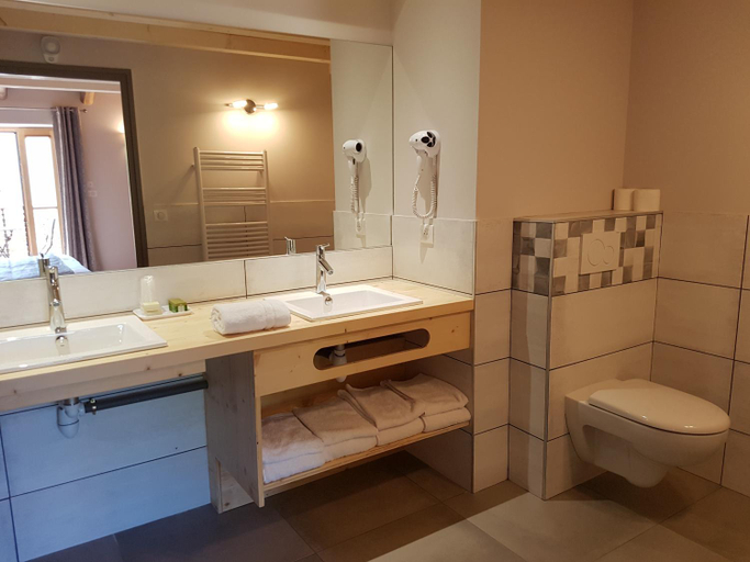 Bathroom 1, Logis SPA Hotel Restaurant De La Poste, Haute-Loire