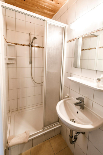 Bathroom 2, Jugendherberge Kreuth am Tegernsee, Miesbach