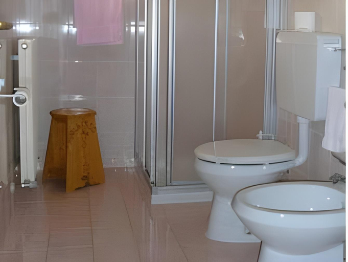 Bathroom 2, Albergo Nuoitas, Udine