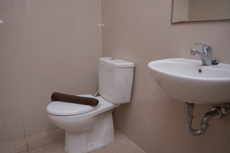 Bathroom 5, Fancy and Nice 1BR at M-Town Signature Apartment By Travelio, Tangerang