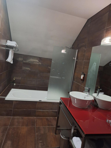 Bathroom 16