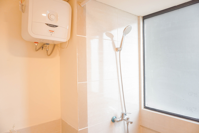 Bathroom 5, Modern 3BR Apartment at Meikarta By Travelio, Cikarang