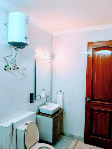 Bathroom, Tulip Residency, Gurgaon