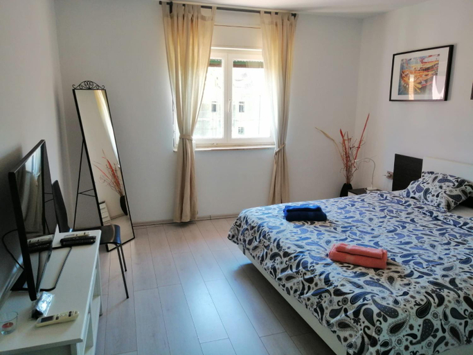 Others 3, Vila Rosa, Vis