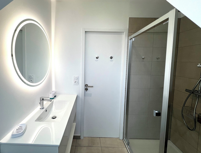 Bathroom 3, Sous Le Phare, Côtes-d'Armor