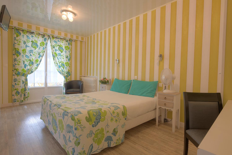 Bedroom 2, Logis Hotel Restaurant L'Essille, Charente