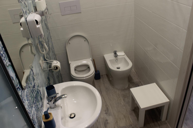 Bathroom 2, Elena House, Napoli