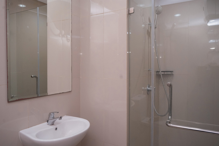 Bathroom 4, Fancy and Nice 1BR at M-Town Signature Apartment By Travelio, Tangerang