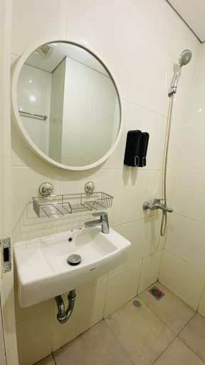 Bathroom 5, Barsa City Apartment by Leon Room, Sleman