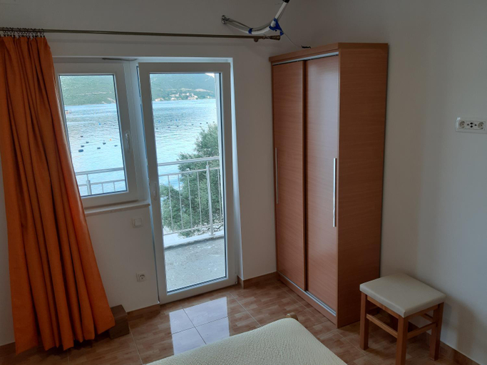 Others 3, Apartmani Josip, Ston
