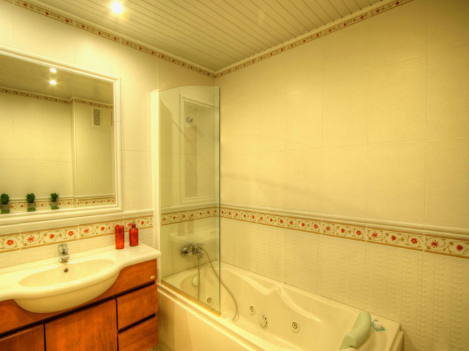 Balcony with view, private garage, an elevator, Setúbal