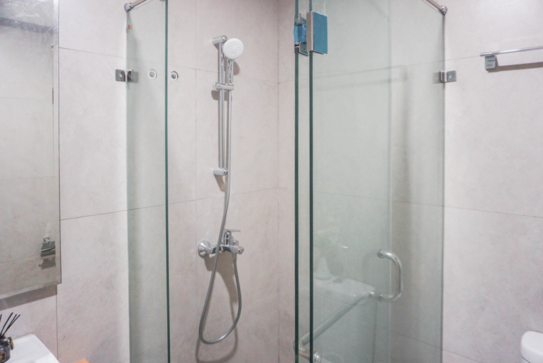Bathroom 5, Minimalist and Tranquil Studio Apartment Pollux Chadstone By Travelio, Cikarang