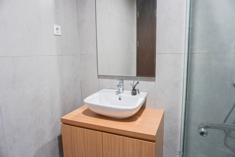 Bathroom 3, Minimalist and Tranquil Studio Apartment Pollux Chadstone By Travelio, Cikarang