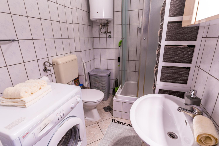 Bathroom, Denis, Pula