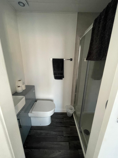 Bathroom 2, Harleys Reads Avenue, Blackpool
