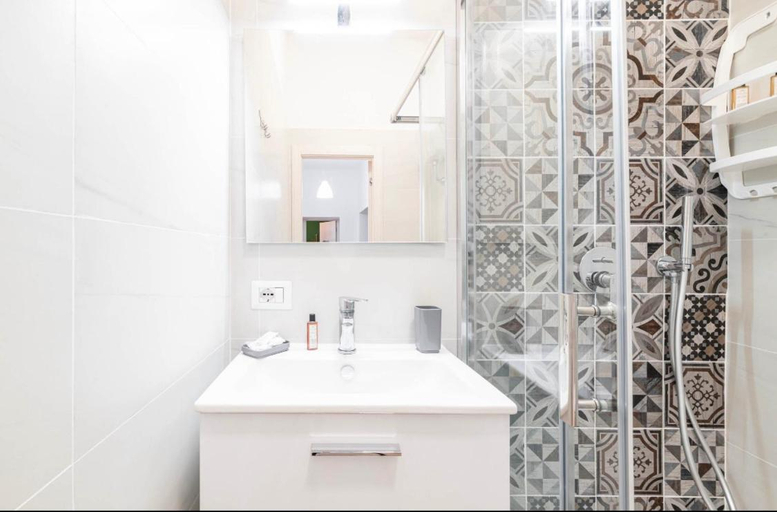 Shower 5, Relais Borbonico Apartment, Napoli