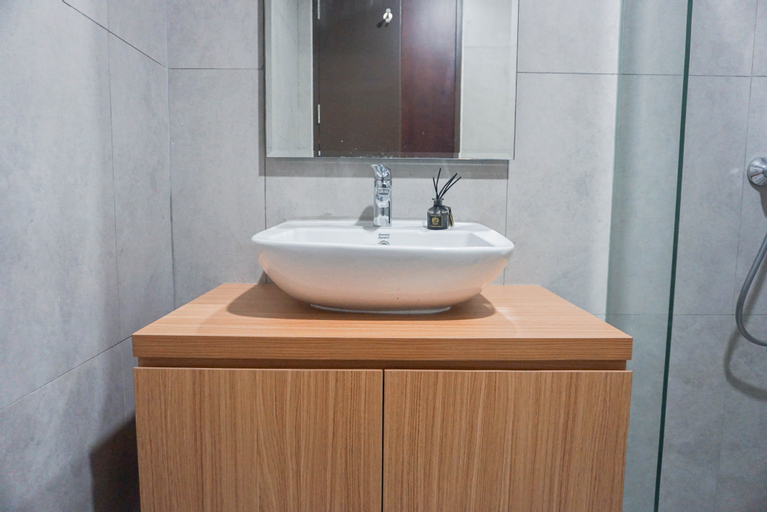 Bathroom 5, Minimalist and Tranquil Studio Apartment Pollux Chadstone By Travelio, Cikarang