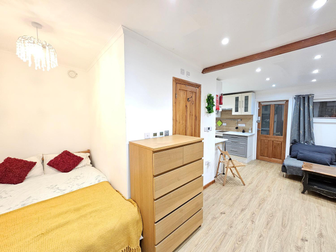 Others 5, Studio apartment, TV, WiFi Kitchen Parking, Wembley Elizabeth Line, London