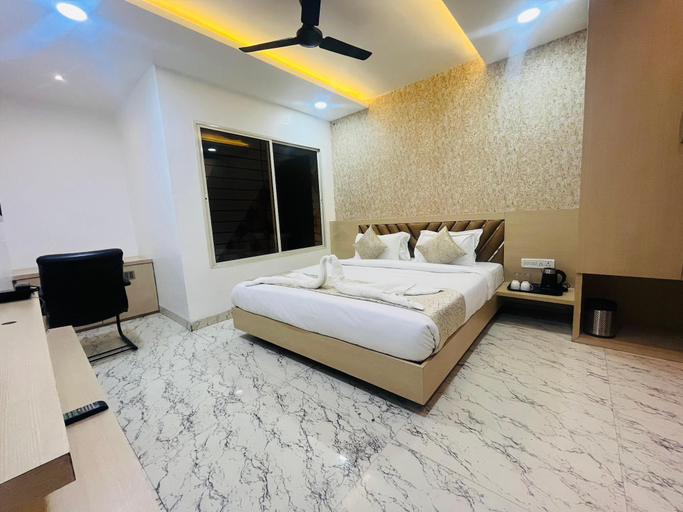 Bedroom 3, B&B Estrella Hotel And Resort, Indore