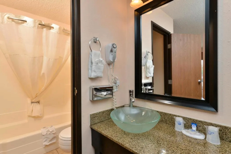 Bedroom 5, The Suite Inn, Pennington