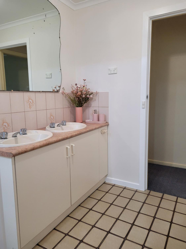 Bathroom, High View Family Cottages, Moyne - South