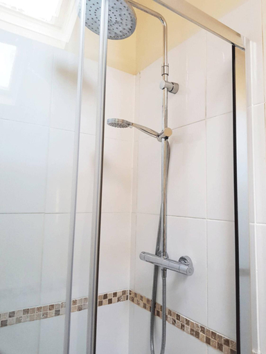 Bathroom 2, Tradesmen Inn 3-br 6-beds & Gated Parking, Norfolk