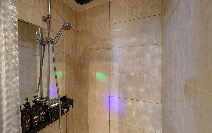 Bathroom 10