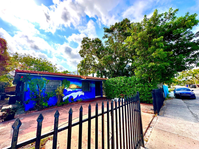 Others 3, Miami House, Miami-Dade