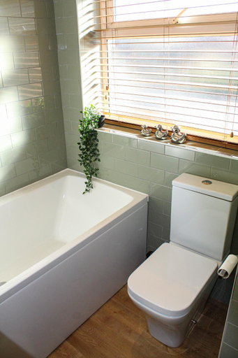 Bathroom 2, No4 Chapel Row, Derbyshire