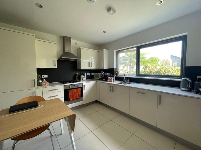 Others 2, Quiet Luxe Home with GYM and Free Parking, London