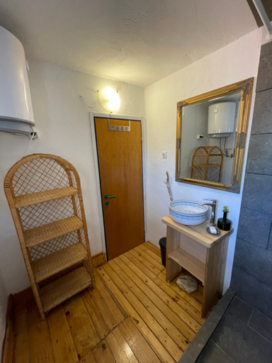 Others 5, Heat Hostel, Susak