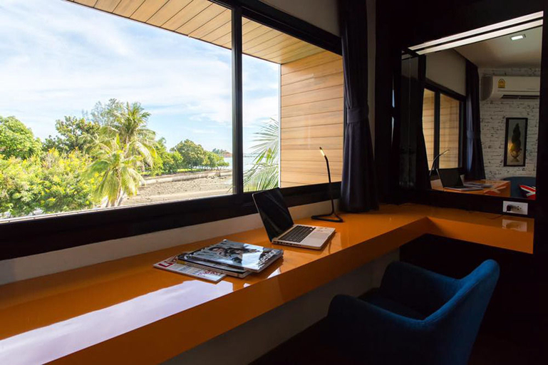 3, The Loft Seaside Sriracha, Si Racha