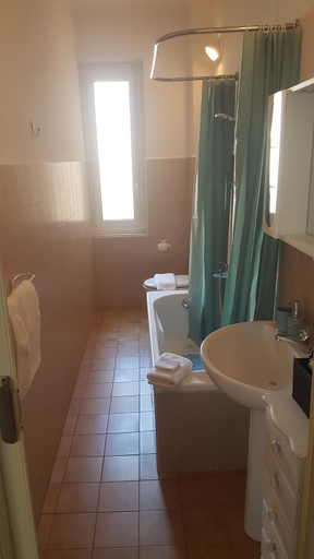 Bathroom, VISTA MARE SAVONA "Posto auto e ombrellone con due sdraio compreso", Savona