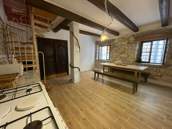 Others 4, Heat Hostel, Susak