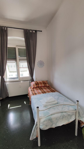 Bedroom 3, camera colombo 12 Genova Rooms, Genova