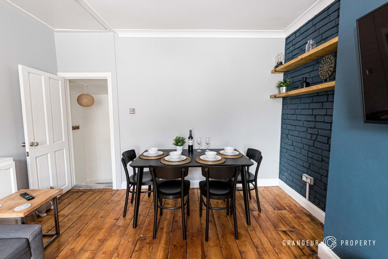 Dining Room 4, Quirky Newly Renovated Central Apartment with Parking - Cobalt Levels, Bournemouth